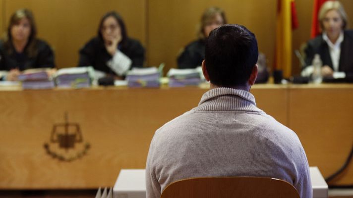 Telediario 1 - Los niños dieron a sus padres los nombres de más presuntas víctimas del profesor del Vallmont