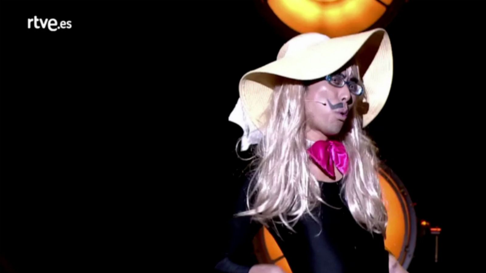 El gran reto musical - Antonio se transforma en Karina para abrir "El baúl de los recuerdos"