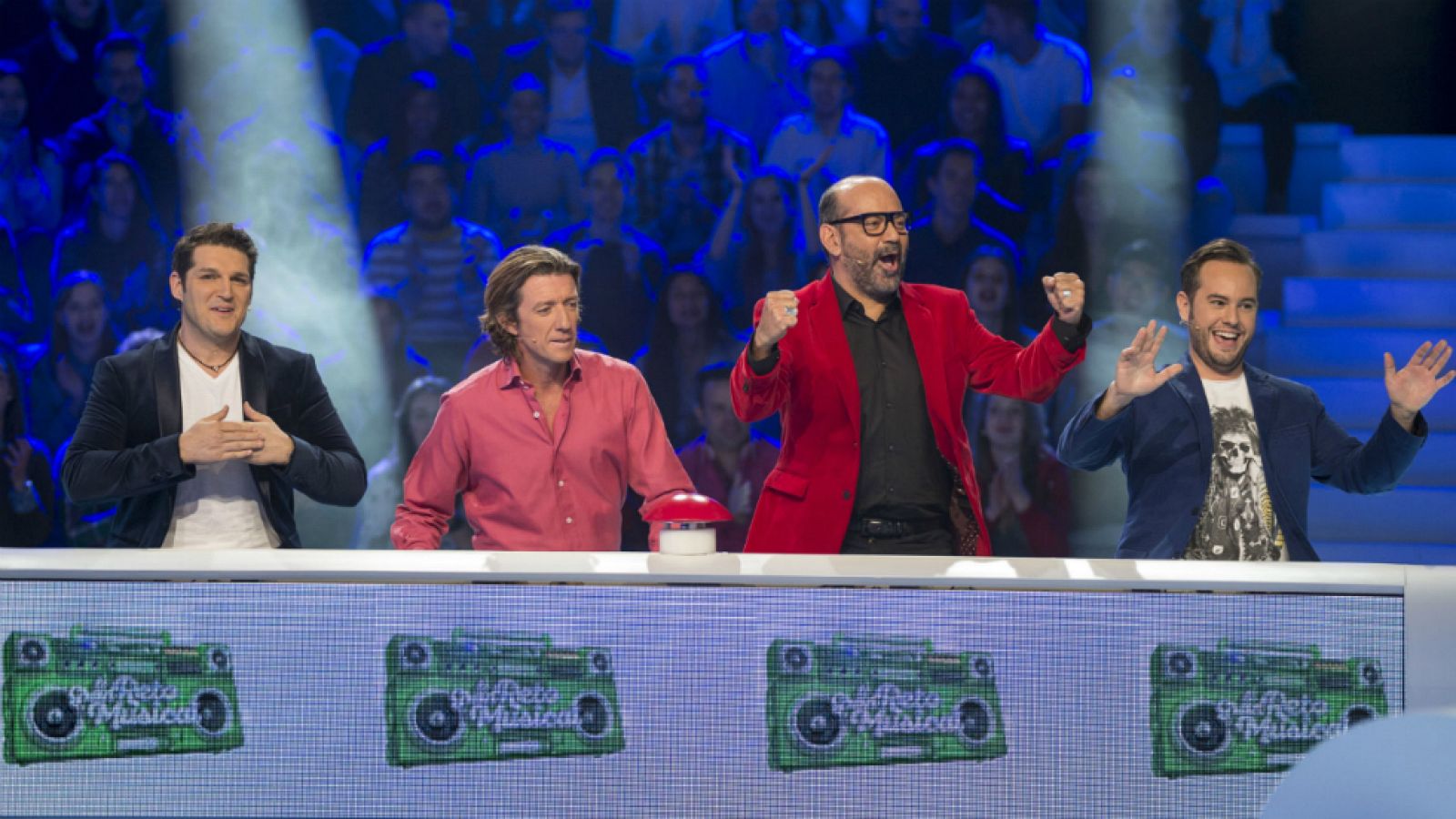 El gran reto musical - El plató de 'El gran reto musical' se levanta para bailar a lo Julio Iglesias