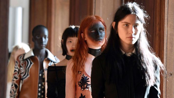 Telediario 1 - París despide su semana de la moda con Valentino y Gaultier como platos fuertes