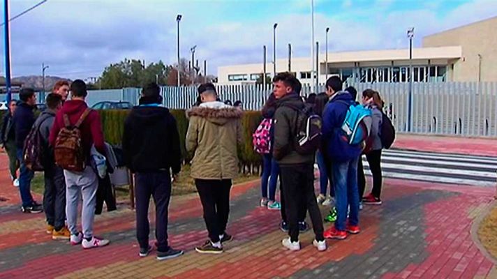 Telediario 1 - Detenido un chico de 17 años  por agresión con arma blanca,  a cinco compañeros en un instituto de Villena,  Alicante.