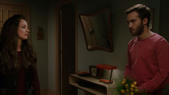 Cuéntame cómo pasó - Carlos y Karina, del reproche al beso hay un paso