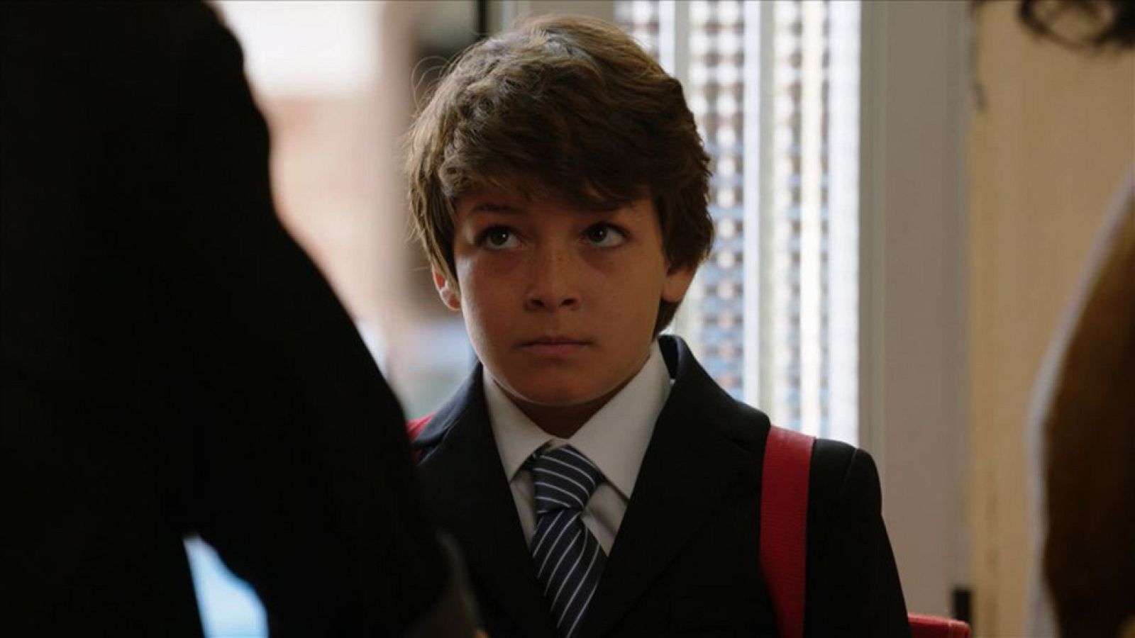 Cuéntame cómo pasó - Oriol pilla a Marcos y a su madre besándose