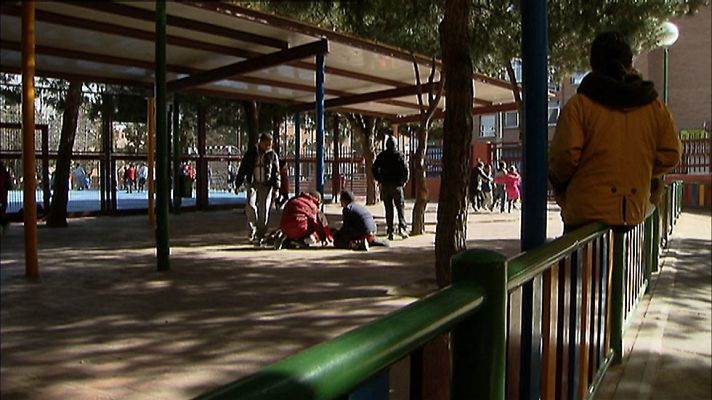 Telediario 1 - El teléfono contra el acoso escolar del ministerio de Educación recibe 5.500 llamadas en solo dos meses