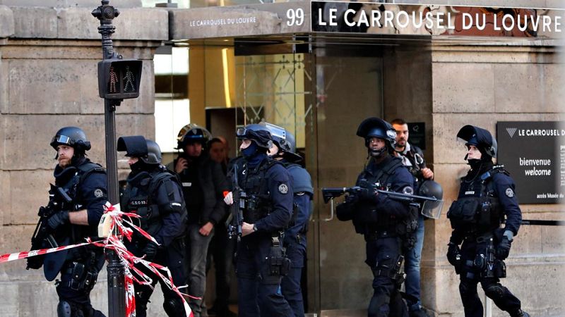 Un hombre ataca con un machete a un grupo de militares cerca del Louvre