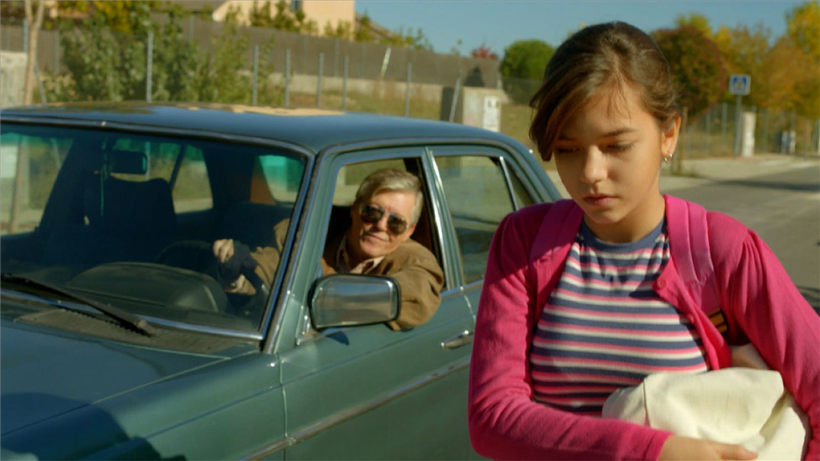 Cuéntame cómo pasó - Un vecino le insiste a María para que se suba a su coche