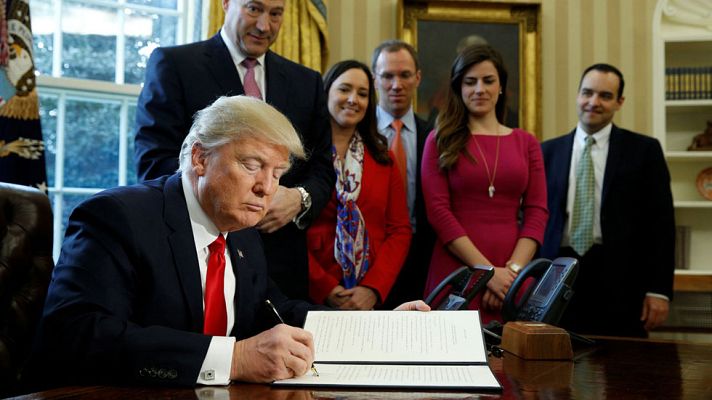 Telediario 1 - Trump inicia la revisión de la regulación financiera de Barack Obama