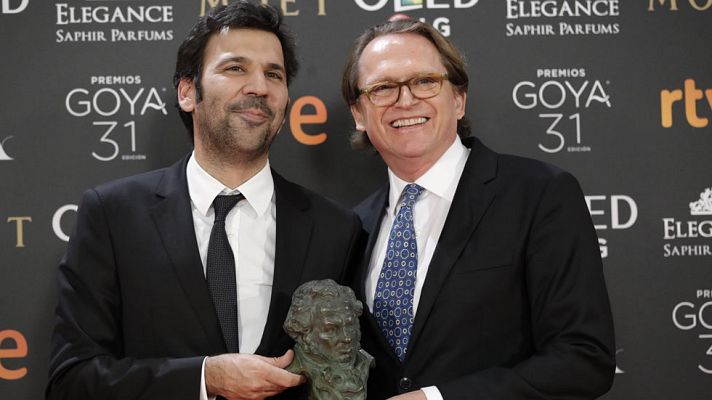 Premios Goya - Goya 2017 - Los productores Enrique Costa y Stephane Smith recogen el Goya 2017 a la mejor película europea, la francesa 'Elle'