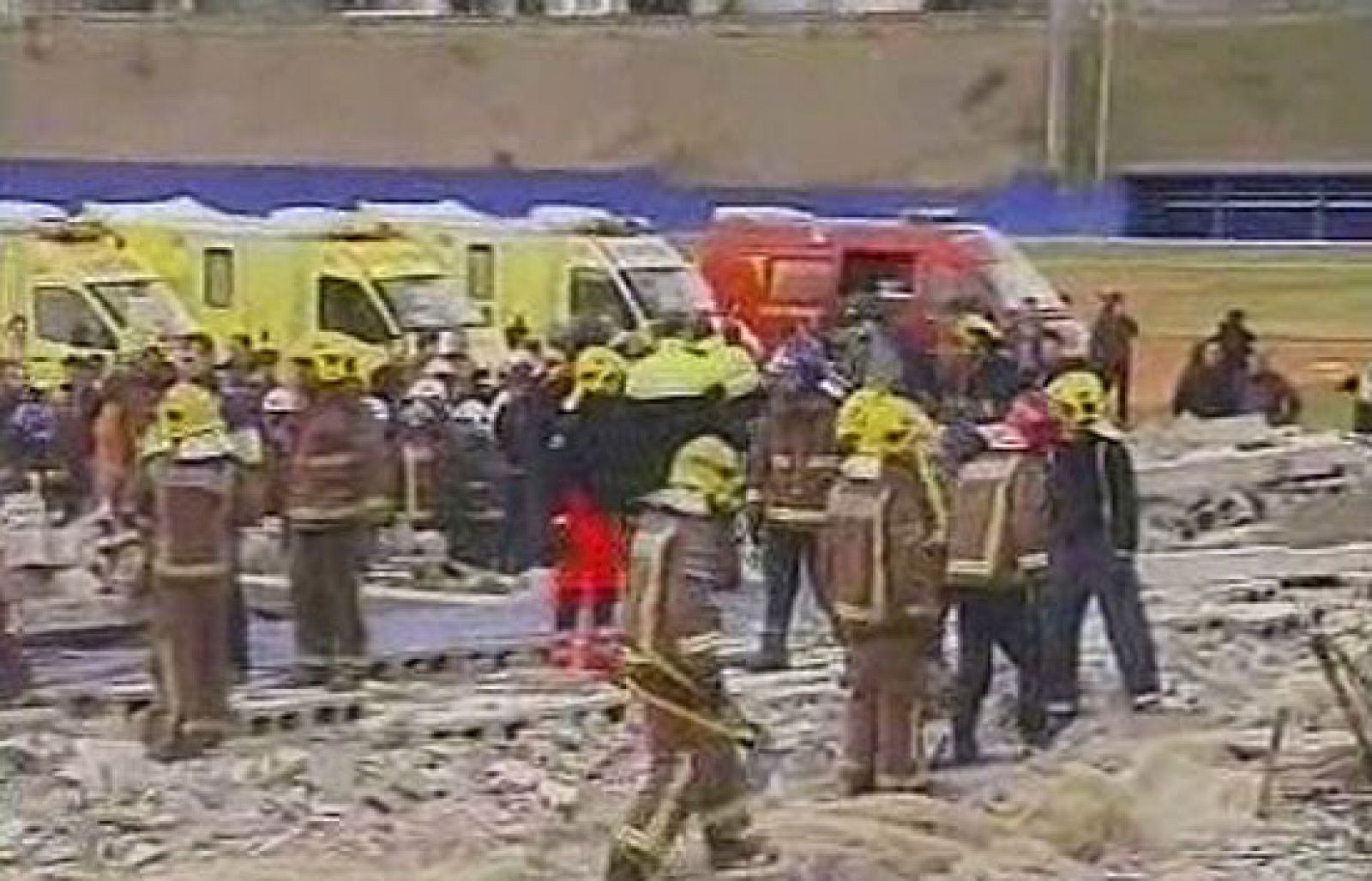 Al menos tres muertos y 16 heridos al hundirse un pabellón | Ver