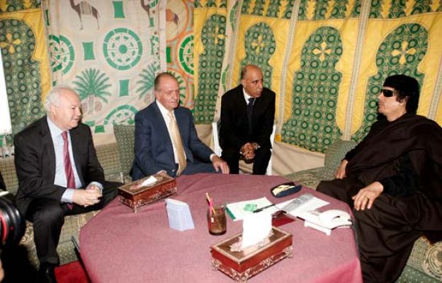  - Gadafi recibe al Rey en Libia