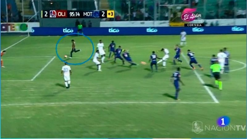 Un espontáneo la lía en el Olimpia-Montagua | Ver