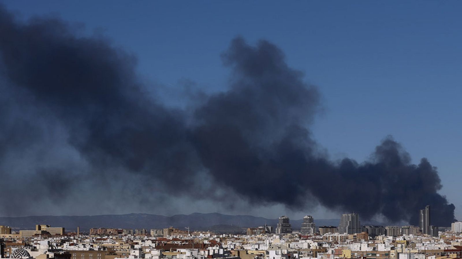 Un polígono industrial de Paterna desalojado por la explosión de una empresa química