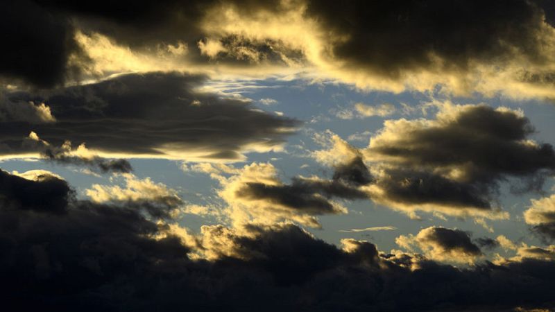 Nuboso en Canarias y la Península y viento en Girona, Ebro y Menorca