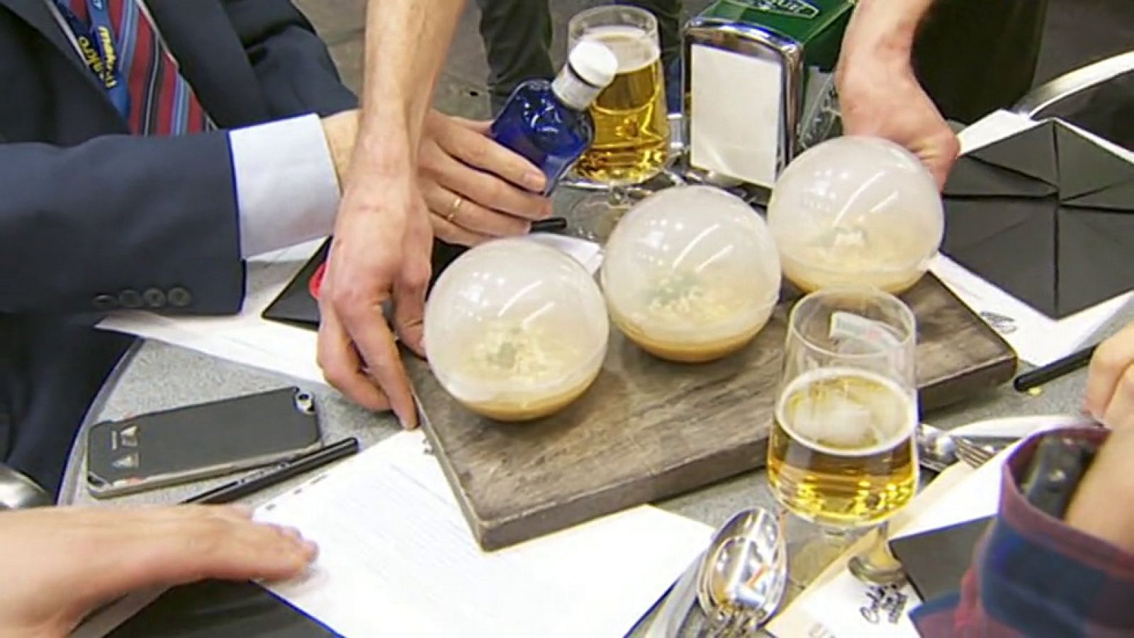 Un guiso peruano de bacalao negro en esferas de plástico gana el concurso nacional de recetas callejeras celebrado en Bilbao