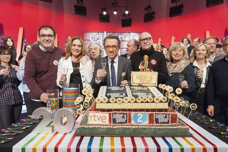 Saber y Ganar celebra los 20 a�os con pastel de aniversario
