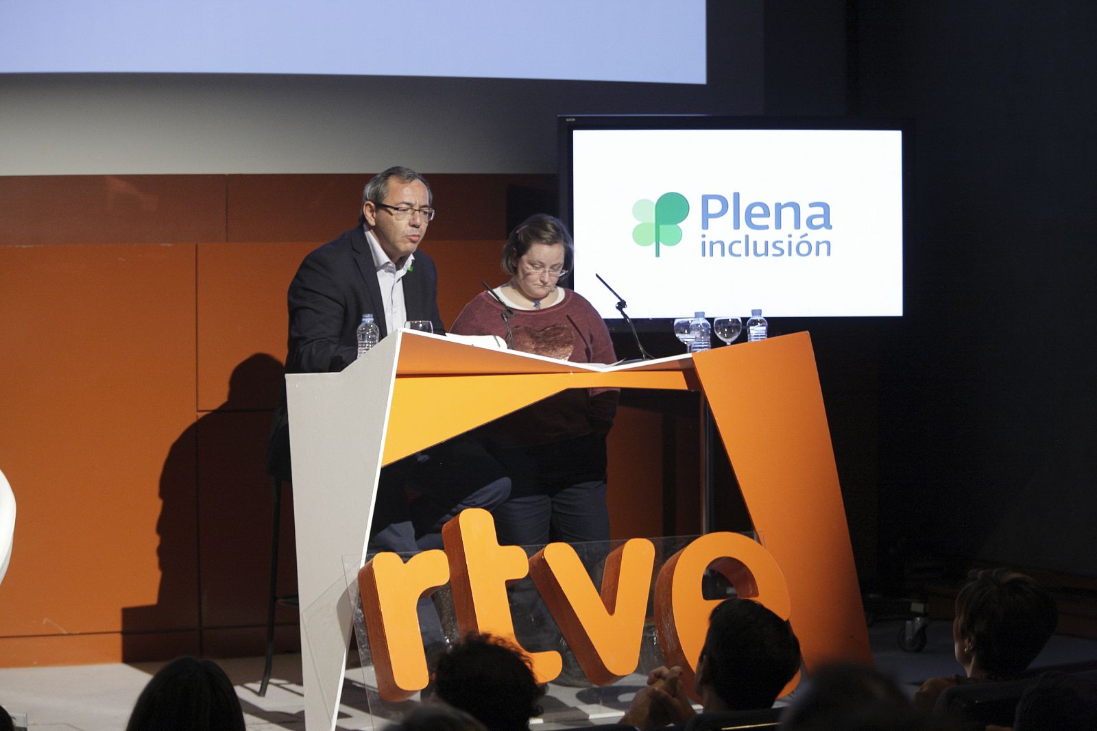 Enrique Galván, director de Plena Inclusión, y Raquel Cárcamo, presidenta de Altavoz | Ver