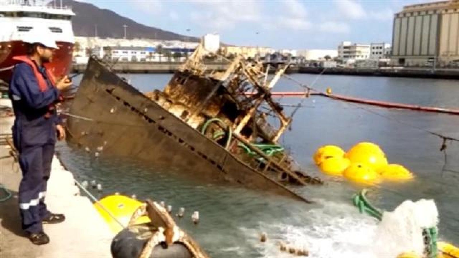 Reflotado el poong-lim en el Puerto de la Luz | Ver