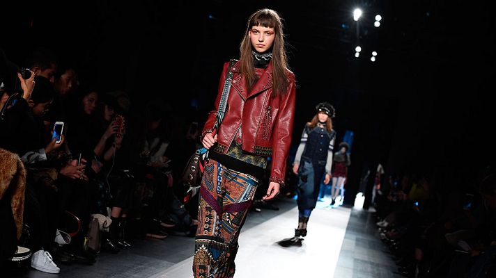 Telediario 1 - Desigual llena de color la Semana de la Moda de Nueva York con una colección punk de los 60 y 70