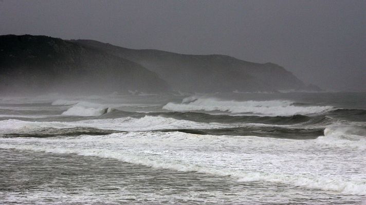 El tiempo - Alerta por temporal marítimo en Galicia y nieve en Madrid, Andalucía, Aragón y Cataluña