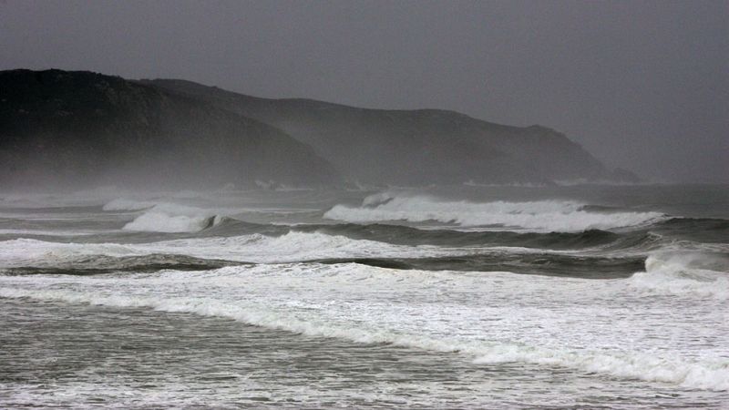Alerta por temporal marítimo en Galicia y nieve en Madrid, Andalucía, Aragón y Cataluña