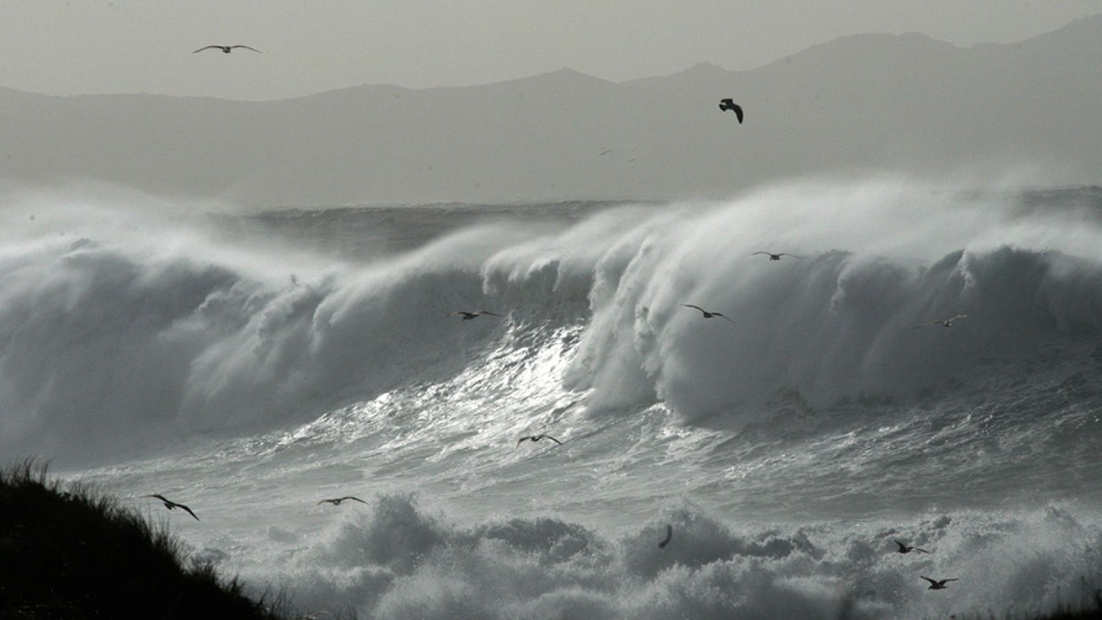 Alerta por temporal marítimo en  Galicia y nieve en Madrid, Andalucía, Aragón y Cataluña
