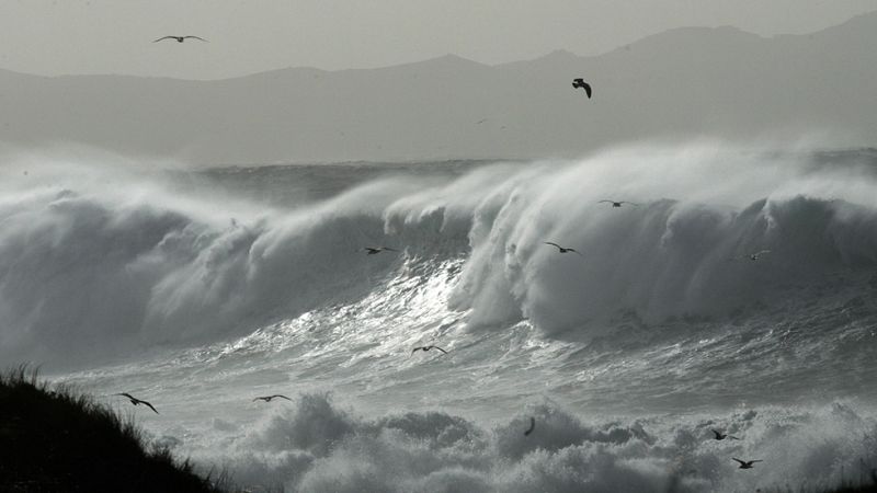 Alerta por temporal marítimo en  Galicia y nieve en Madrid, Andalucía, Aragón y Cataluña