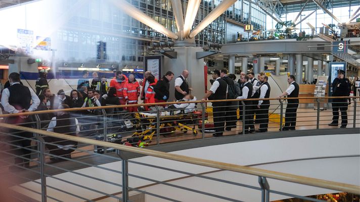 Informativo 24h - Casi 70 heridos en el aeropuerto de Hamburgo por una intoxicación respiratoria