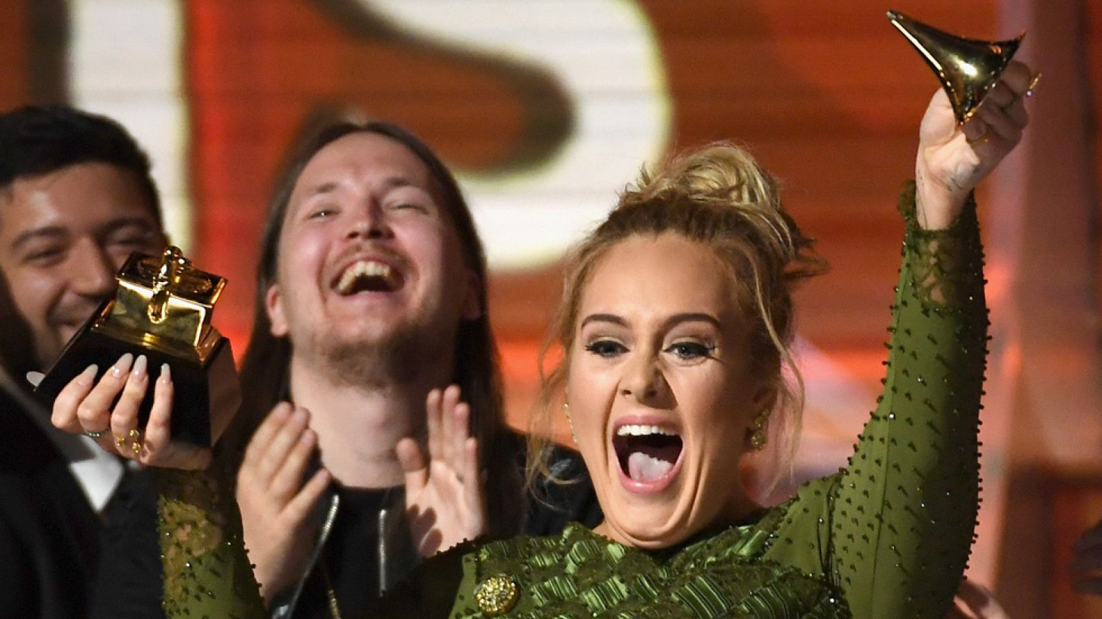 Adele hace pleno en los Grammy con cinco galardones