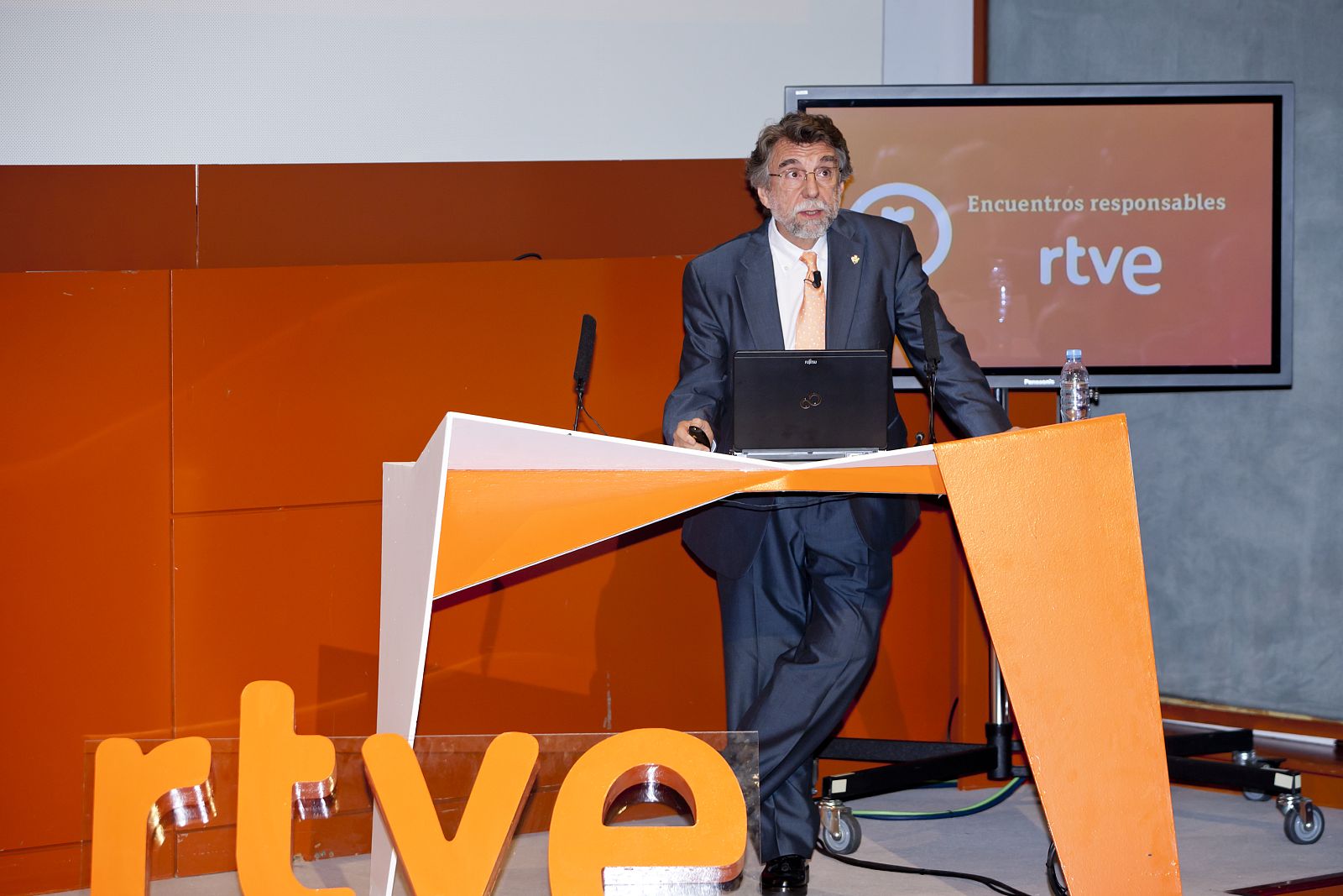 El doctor Antonio Escribano aconseja un decálogo de hábitos para toda una vida | Ver