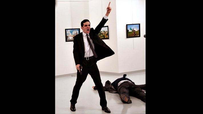  - Una fotografía del asesinato del embajador ruso en Turquía se alza con el premio World Press Photo