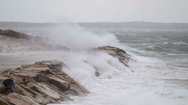El tiempo - Tormentas en Galicia y riesgo de chubascos y olas en Cataluña
