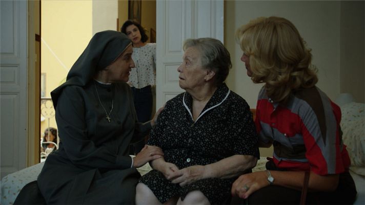 Cuéntame cómo pasó - Inés y Merche logran sacar a Herminia de la residencia