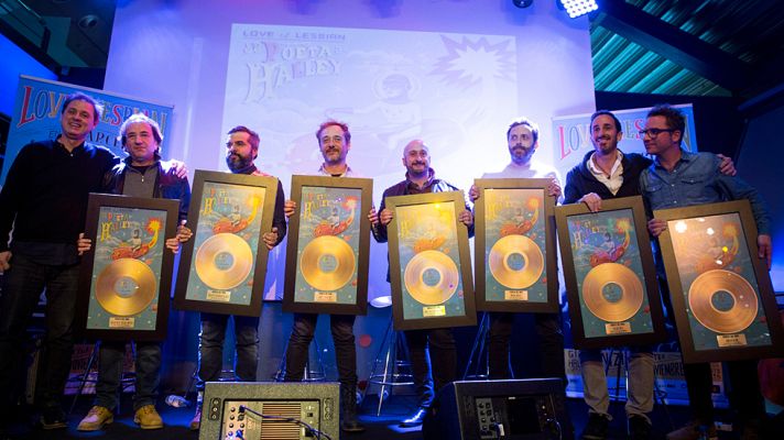 Telediario 1 - Love of Lesbian consigue el disco de oro al vender más de 20 mil copias de su último trabajo, "El poeta Halley"