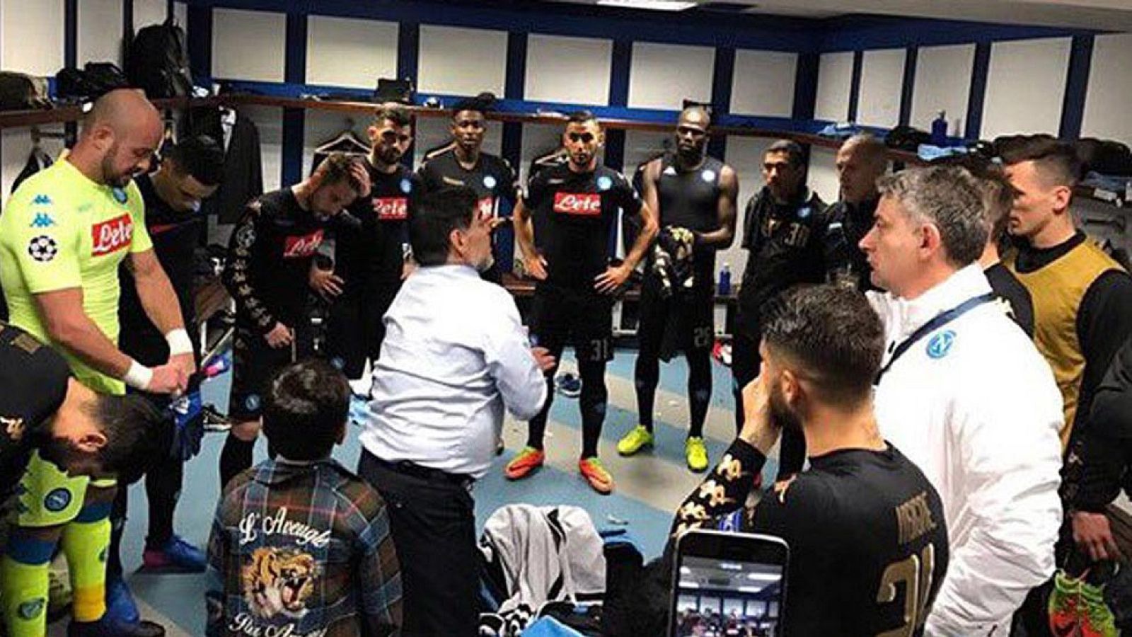 Maradona arengó al Nápoles en el descanso - Informativo 24h | Ver