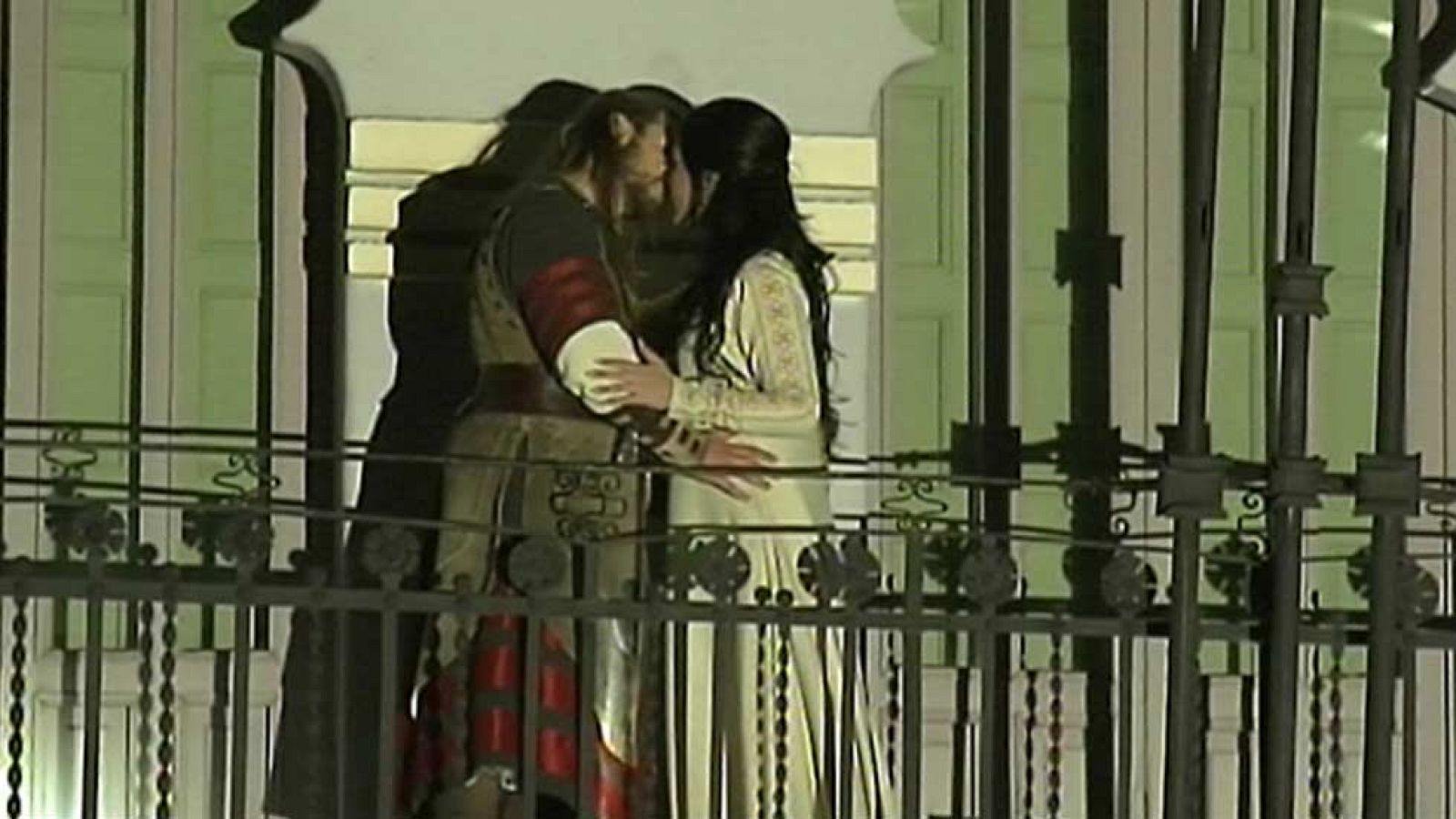 Miles de personas disfrutan de la representación por las calles de Teruel de 'Los amantes de Teruel'