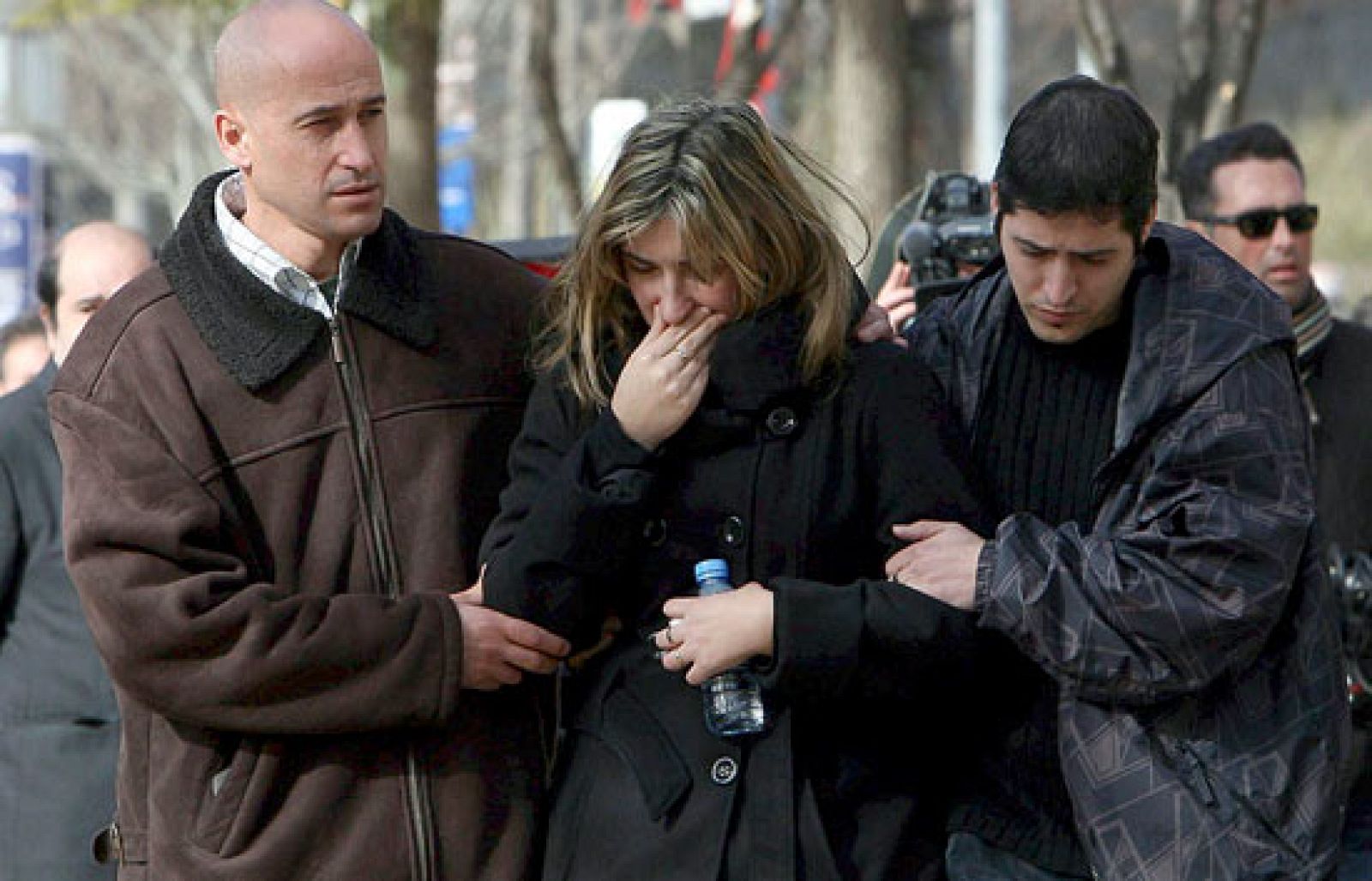 Sant Boi celebra el funeral por la muerte de cuatro niños al hundirse un pabellón a causa del temporal de viento.