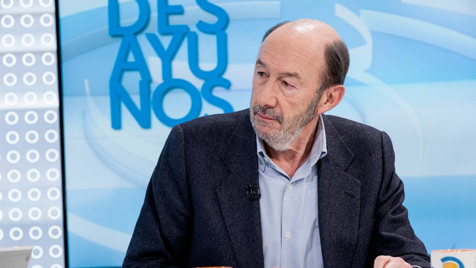 Rubalcaba no toma partido por ningún candidato en el PSOE: "La carrera ha empezado demasiado pronto" - Los desayunos | Ver