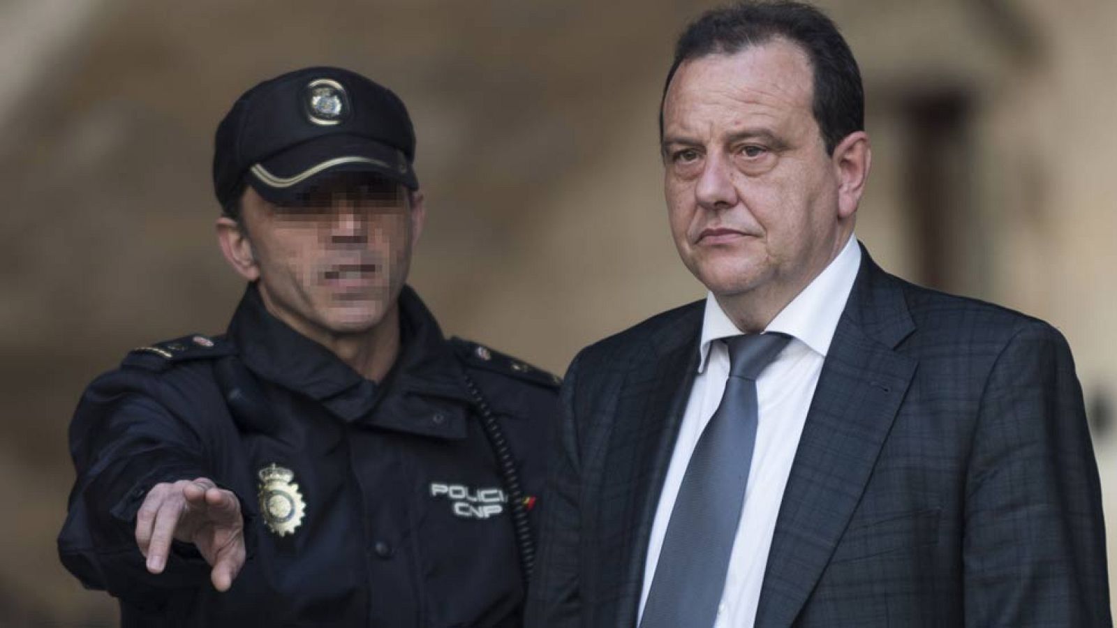 El fiscal del caso Nóos sopesa pedir prisión preventiva eludible con fianza para Urdangarin y Torres - Informativo 24h | Ver