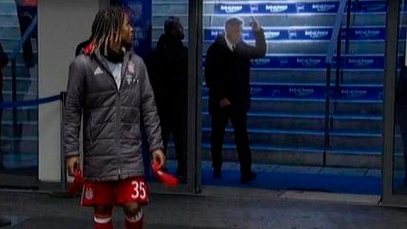 Polémica en Alemania por la 'peineta' de Ancelotti | Ver