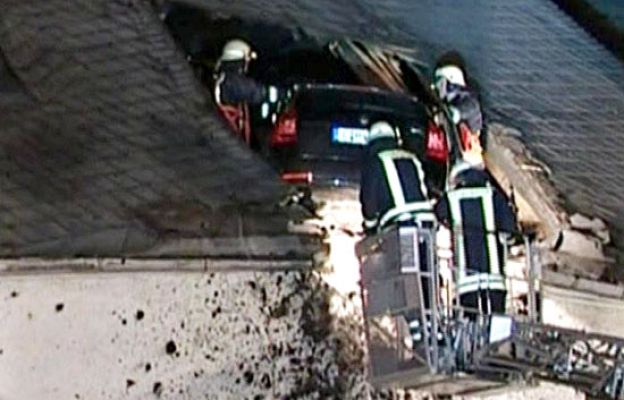  - Empotra el coche contra una iglesia