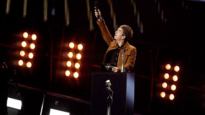 Telediario 1 - David Bowie destaca a título póstumo en los Brit Awards de Londres