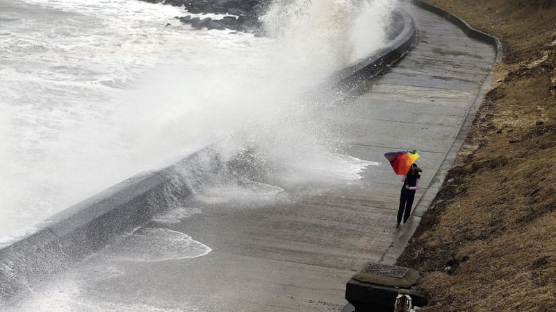 Vientos fuertes en el noreste y lluvia de barro en el sureste
