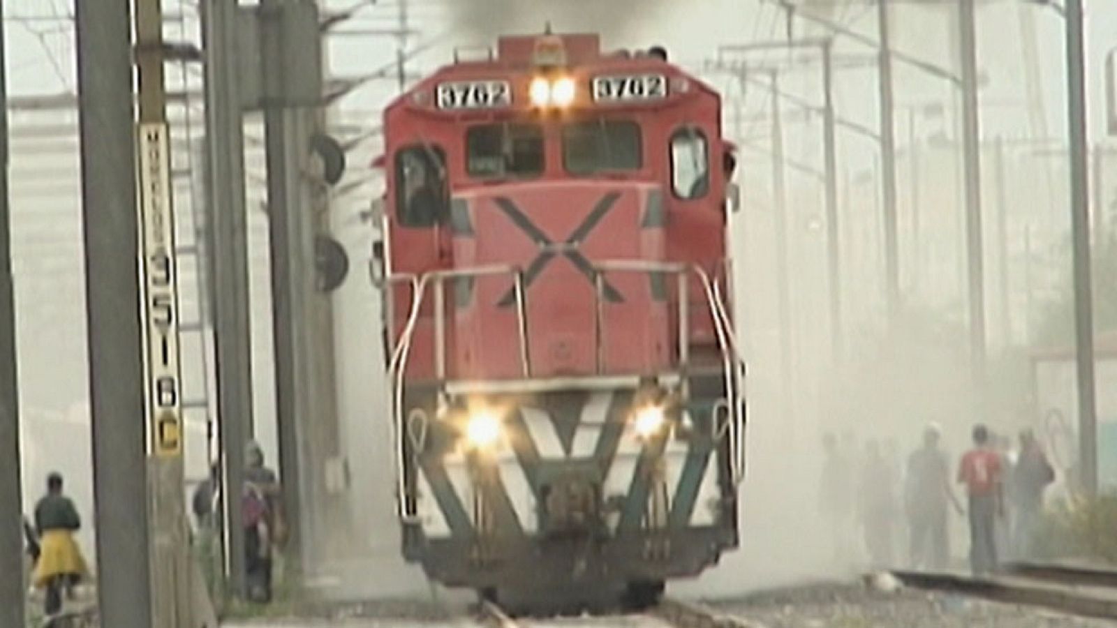 'La Bestia' transporta inmigrantes centroamericanos de Sur a Norte de México