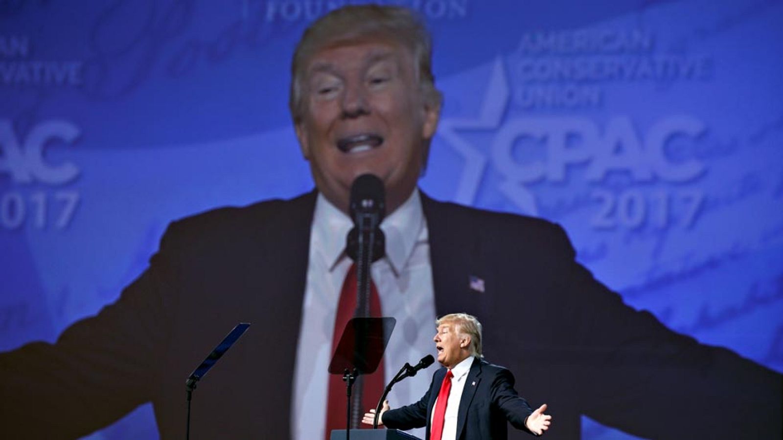 Trump exhibe su victoria y agita el nacionalismo en el principal foro republicano