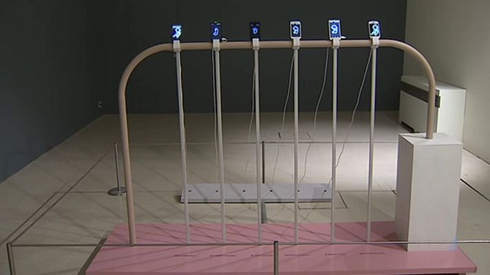Telediario 1 - El teléfono móvil como un objeto de arte