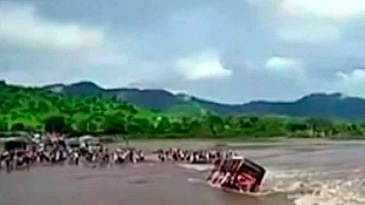 Informativo 24h - Vuelca un autobús en medio de un río en Perú