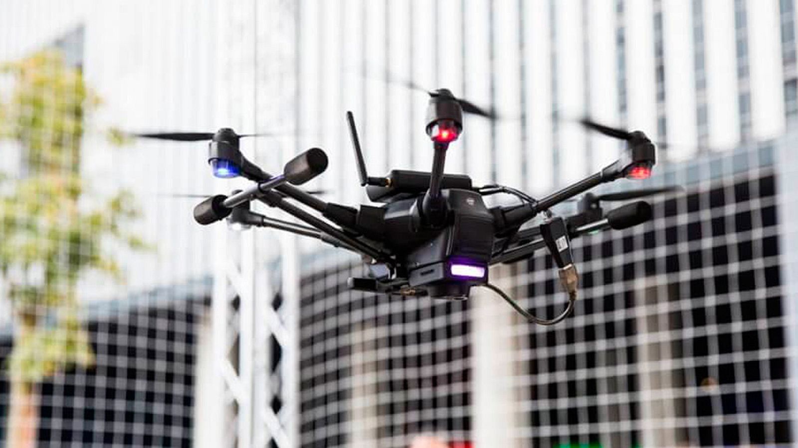 Drones que se recargan en el vuelo y que se pueden controlar usando gafas de VR