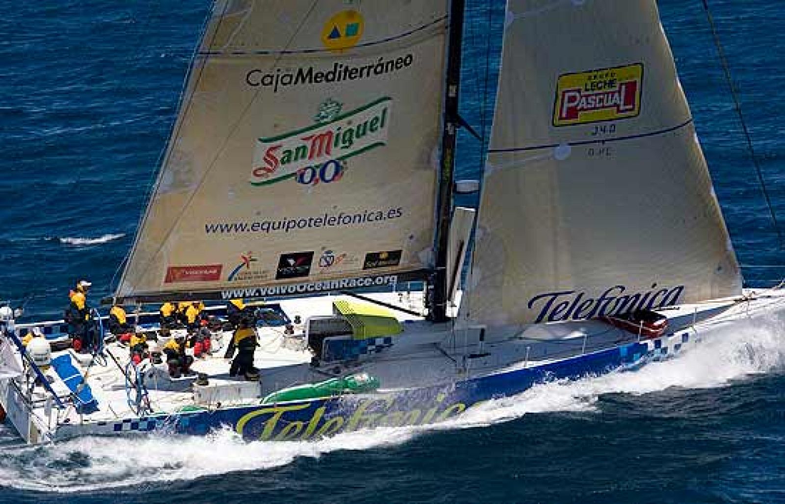 En la Volvo Ocean Race, el Telefónoca Azul sigue en cabeza, a pesar del temporal que está azotando al mar de China.