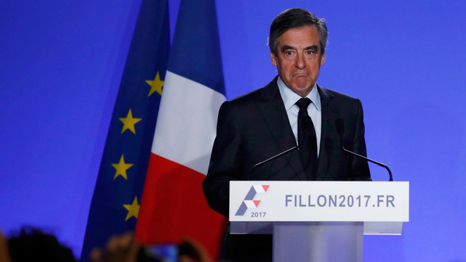 Fillon no se retira de la campaña pese a su imputación y denuncia un "asesinato político"