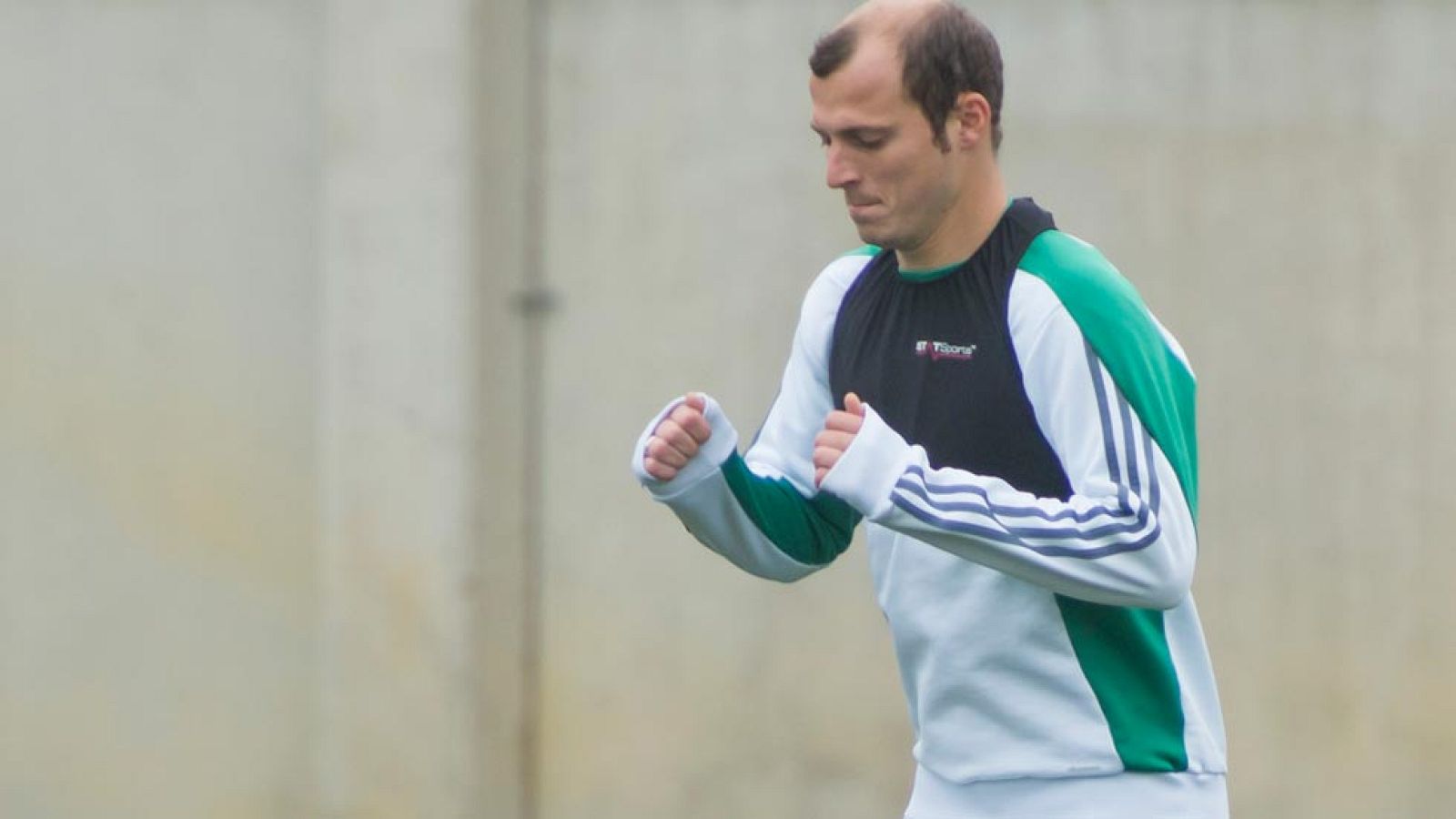 El delantero ucraniano Roman Zozulya, que lleva un mes ejercitándose con el Betis a la espera de solucionar su frustrada cesión al Rayo, deberá incorporarse al Rayo inmediatamente.